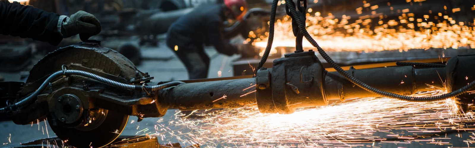 industrial-worker-cutting-and-welding-metal-with-m-7W5Q9PM.jpg
