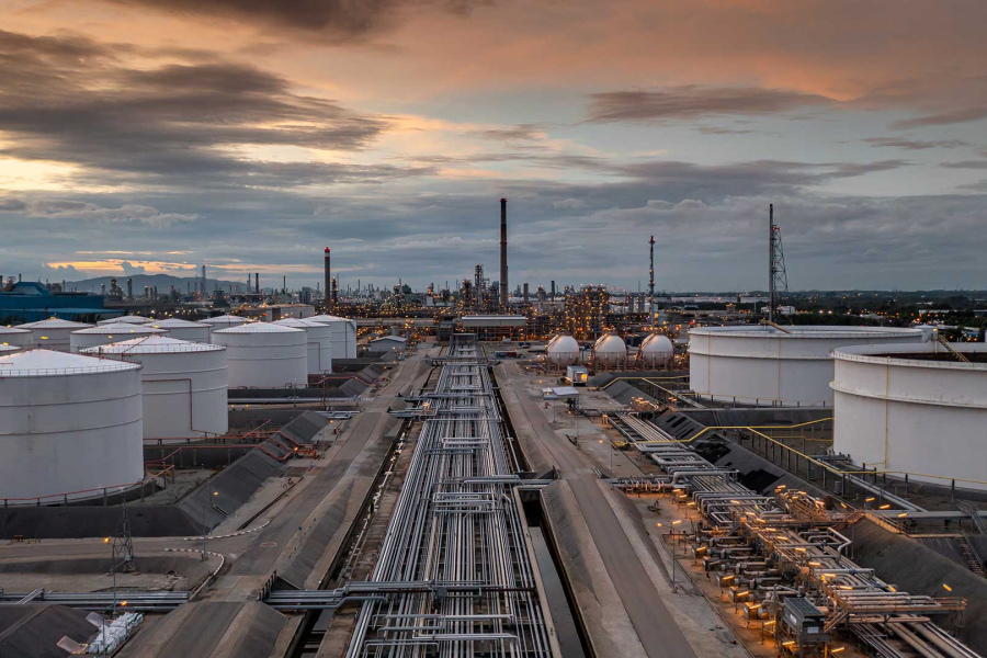crude-oil-storage-tank-terminal-port-oil-terminal-L2G2QRB.jpg