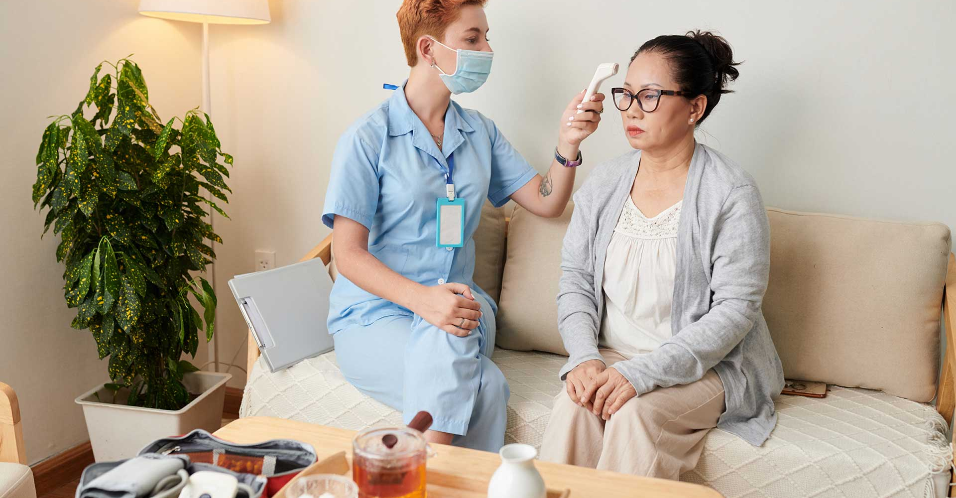 nurse-examining-patient-at-home-HYRZQRT.jpg