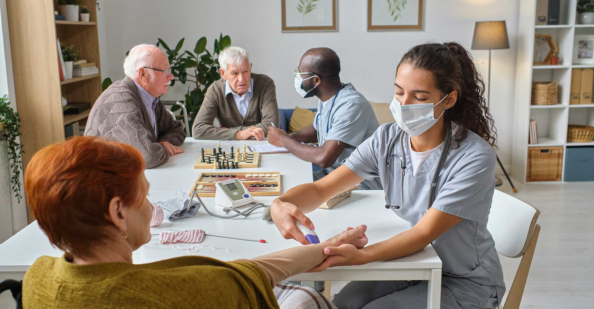 nurse-holding-medical-exam-for-senior-people-FC3WXYW.jpg