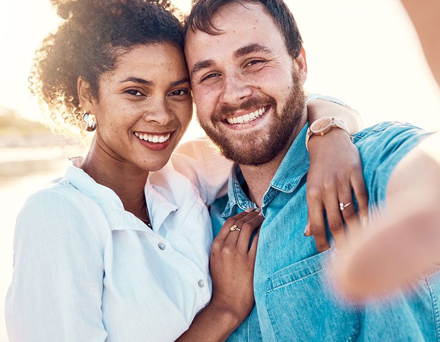 selfie-smile-and-happy-couple-on-beach-for-holiday-TK6TBAR.jpg
