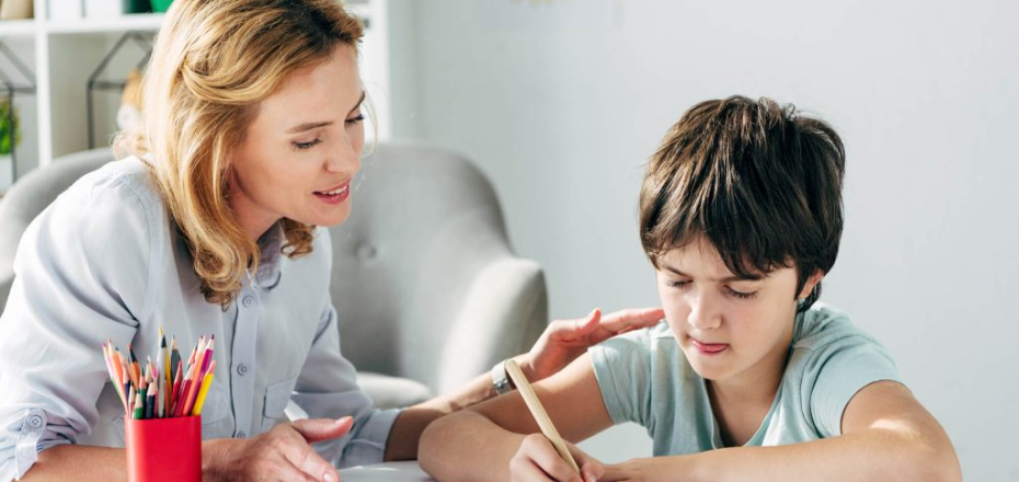 kid-with-dyslexia-drawing-with-pencil-and-child-ps-DUTGTDM-1024x684