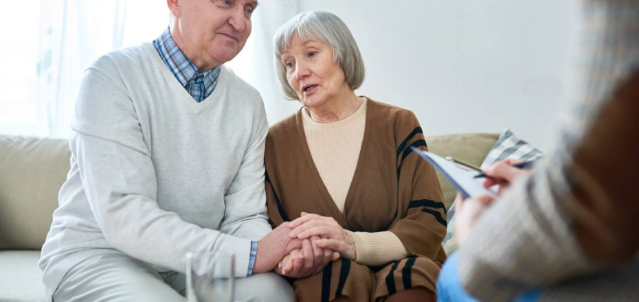 senior-couple-in-therapy-session-Y8CMQ2P-1024x684